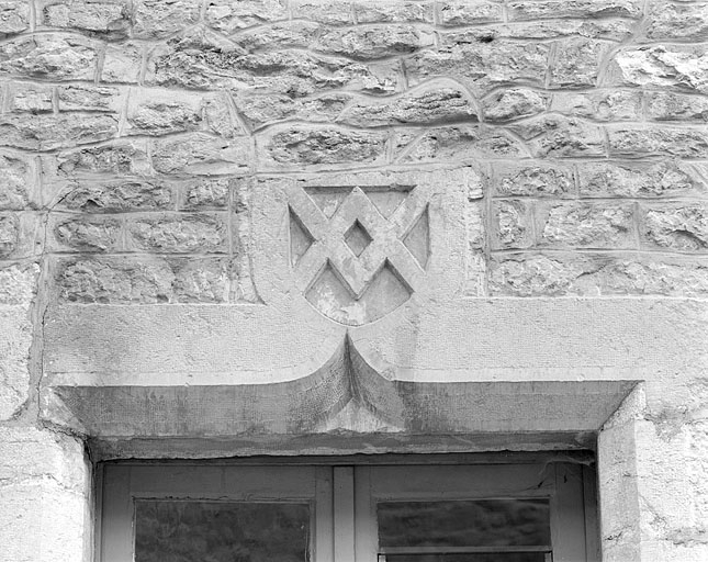 Armoiries au-dessus d'une fenêtre du prieuré. © Jérôme Mongreville / Région Bourgogne-Franche-Comté, Inventaire du patrimoine - 1996