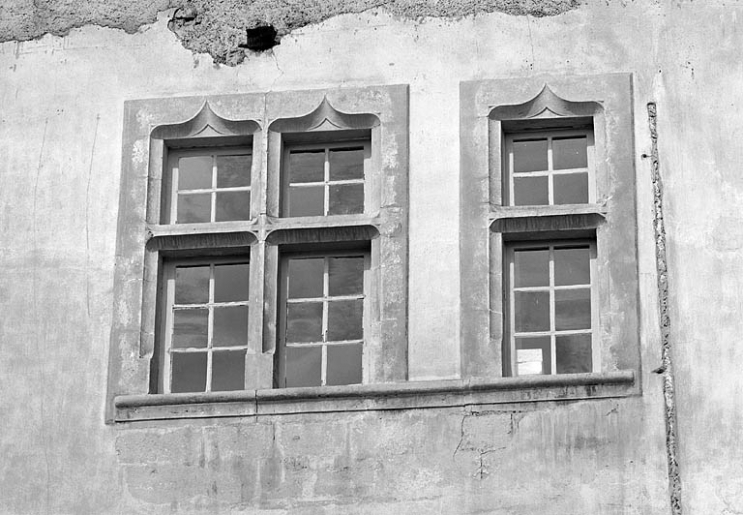 Fenêtres de l'étage de la face est. © Jérôme Mongreville / Région Bourgogne-Franche-Comté, Inventaire du patrimoine - 1996