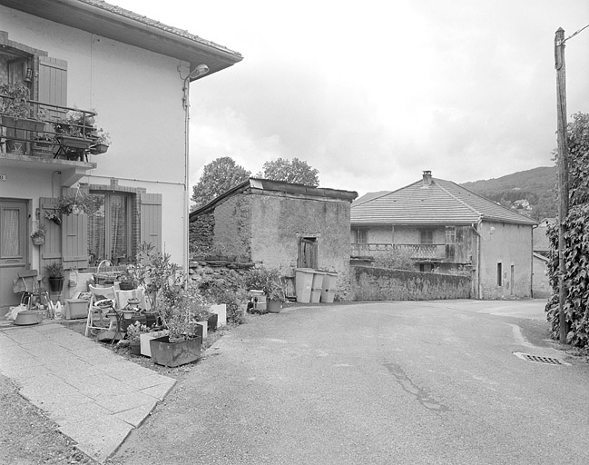 Vue générale, au premier plan : la remise. © Jérôme Mongreville / Région Bourgogne-Franche-Comté, Inventaire du patrimoine - 1996