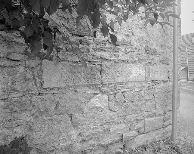Inscription portée sur la face ouest de la ferme. © Jérôme Mongreville / Région Bourgogne-Franche-Comté, Inventaire du patrimoine - 1996