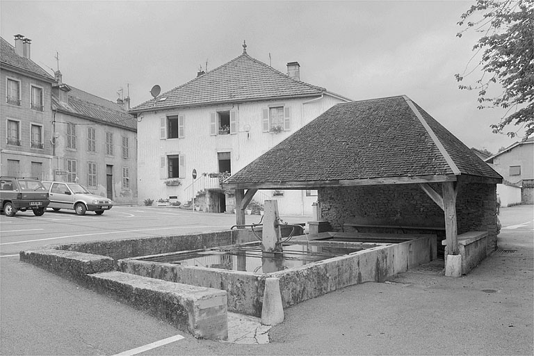Place de la fontaine, la fontaine-lavoir. © Jérôme Mongreville / Région Bourgogne-Franche-Comté, Inventaire du patrimoine - 1996