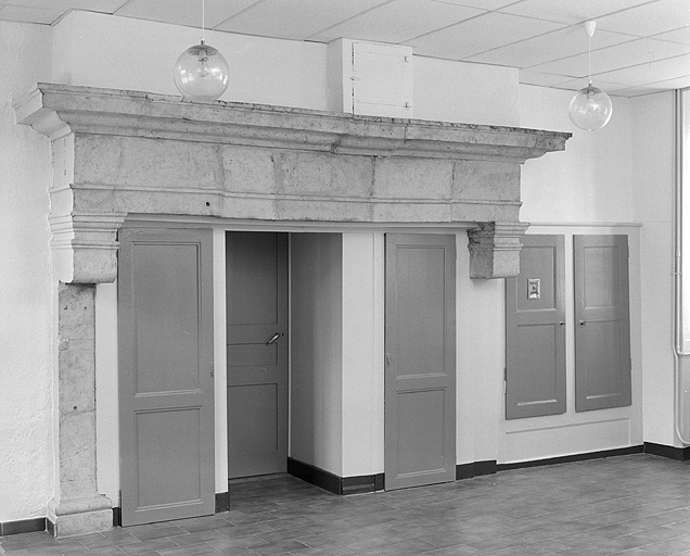 Cheminée dans l'ancienne cuisine au rez-de-chaussée. © Jérôme Mongreville / Région Bourgogne-Franche-Comté, Inventaire du patrimoine - 1996