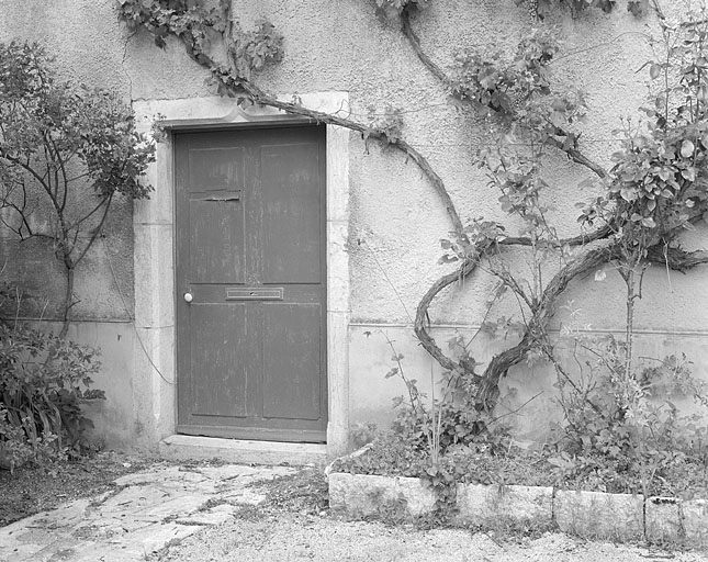 Façade antérieure, détail d'une porte. © Jérôme Mongreville / Région Bourgogne-Franche-Comté, Inventaire du patrimoine - 1996