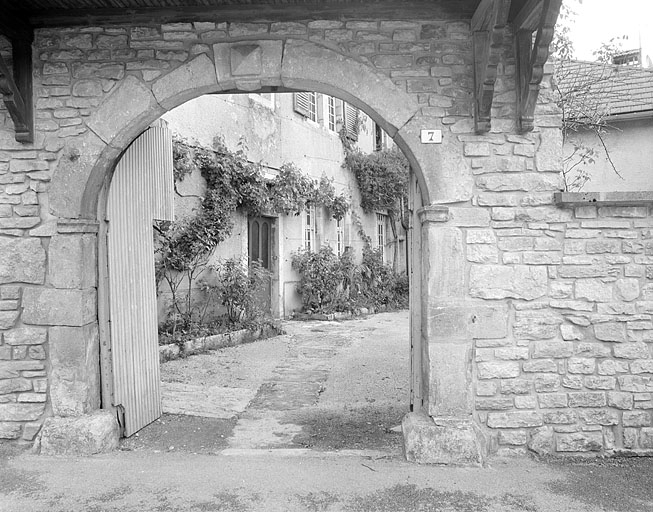 Portail de la cour. © Jérôme Mongreville / Région Bourgogne-Franche-Comté, Inventaire du patrimoine - 1996