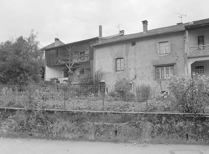 Façades postérieures de fermes dans le village. © Jérôme Mongreville / Région Bourgogne-Franche-Comté, Inventaire du patrimoine - 1996