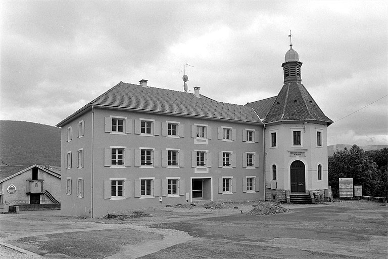 Vue d'ensemble de l'ancienne mairie depuis la place. © Jérôme Mongreville / Région Bourgogne-Franche-Comté, Inventaire du patrimoine - 1996