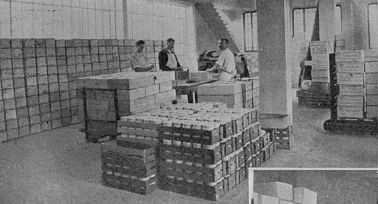 [Atelier d'emballage des crèmes de gruyère " la Vache Sérieuse "]. © Jérôme  Mongreville (reproduction) / Région Bourgogne-Franche-Comté, Inventaire du patrimoine - 1996