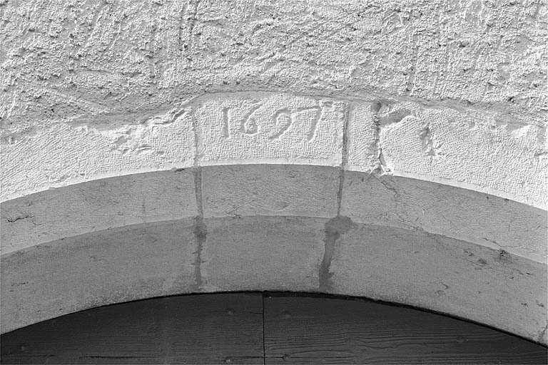 Date portée sur la porte de la grange haute. © Jérôme Mongreville / Région Bourgogne-Franche-Comté, Inventaire du patrimoine - 1996