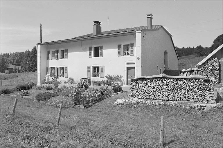 Façade antérieure de trois quarts. © Jérôme Mongreville / Région Bourgogne-Franche-Comté, Inventaire du patrimoine - 1996