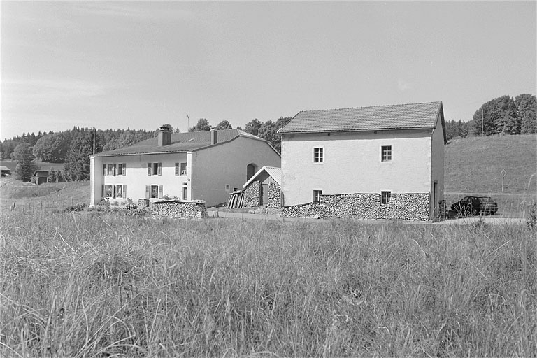 Vue générale depuis l'est. © Jérôme Mongreville / Région Bourgogne-Franche-Comté, Inventaire du patrimoine - 1996