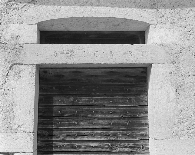 Détail de la date portée par le linteau de la porte du logis. © Jérôme Mongreville / Région Bourgogne-Franche-Comté, Inventaire du patrimoine - 1996