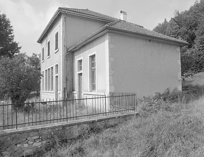 Façade antérieure et préau. © Jérôme Mongreville / Région Bourgogne-Franche-Comté, Inventaire du patrimoine - 1996