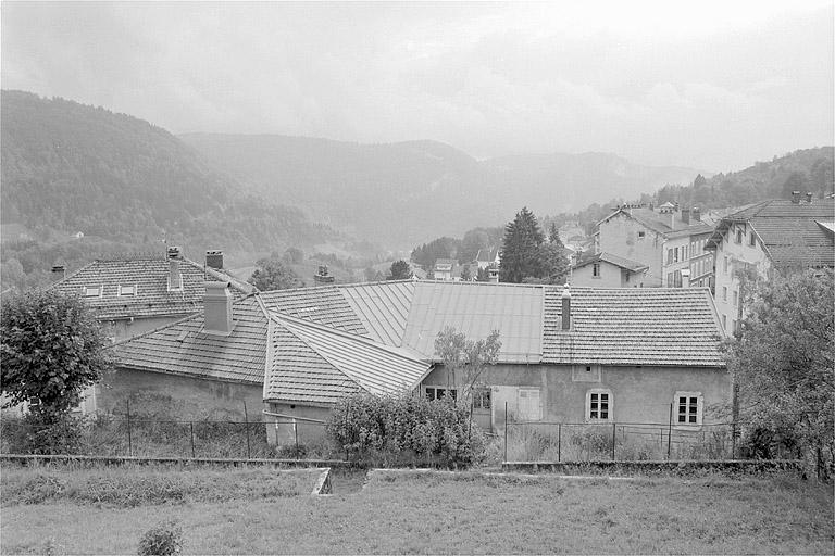 Façade postérieure et toit du bâtiment. © Jérôme Mongreville / Région Bourgogne-Franche-Comté, Inventaire du patrimoine - 1996