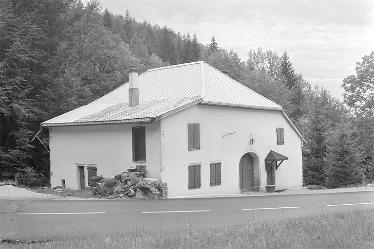 Face nord-est et façade postérieure. © Jérôme Mongreville / Région Bourgogne-Franche-Comté, Inventaire du patrimoine - 1996
