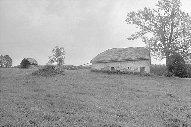 Vue générale, ferme et grenier fort. © Jérôme Mongreville / Région Bourgogne-Franche-Comté, Inventaire du patrimoine - 1996
