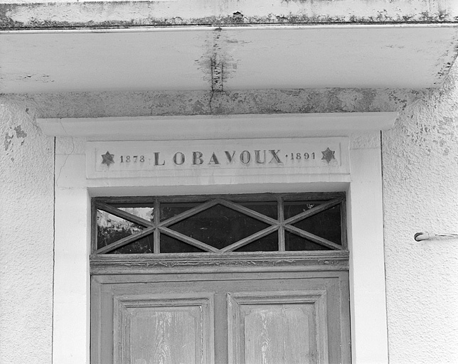 Date et inscription portée par le linteau de la porte d'entrée. © Jérôme Mongreville / Région Bourgogne-Franche-Comté, Inventaire du patrimoine - 1996