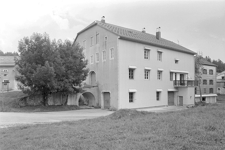 Façade postérieure et face nord-ouest. © Jérôme Mongreville / Région Bourgogne-Franche-Comté, Inventaire du patrimoine - 1996