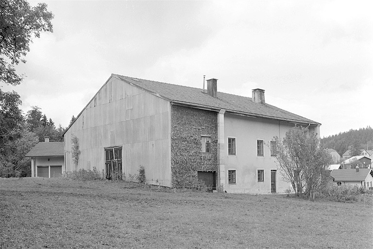 Façade antérieure et face sud-ouest. © Jérôme Mongreville / Région Bourgogne-Franche-Comté, Inventaire du patrimoine - 1996
