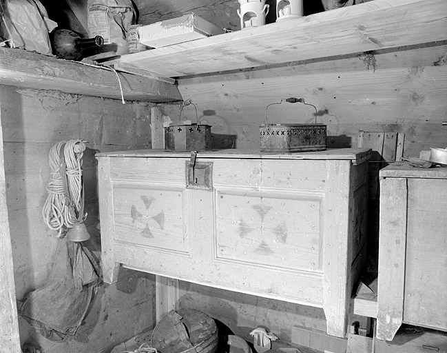 Coffre à vêtement dans le grenier fort. © Jérôme Mongreville / Région Bourgogne-Franche-Comté, Inventaire du patrimoine - 1996