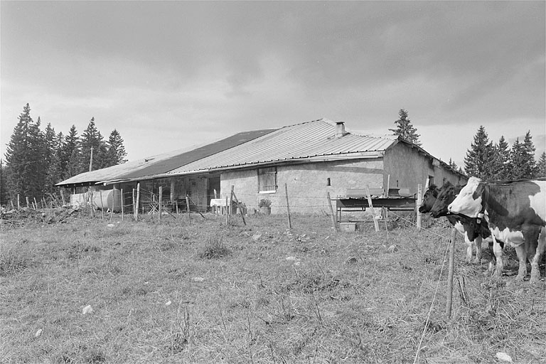 Façade antérieure avec accès à trois étables. © Jérôme Mongreville / Région Bourgogne-Franche-Comté, Inventaire du patrimoine - 1996