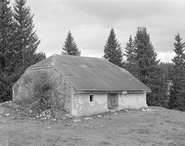 Façade antérieure et face sud-ouest. © Jérôme Mongreville / Région Bourgogne-Franche-Comté, Inventaire du patrimoine - 1996