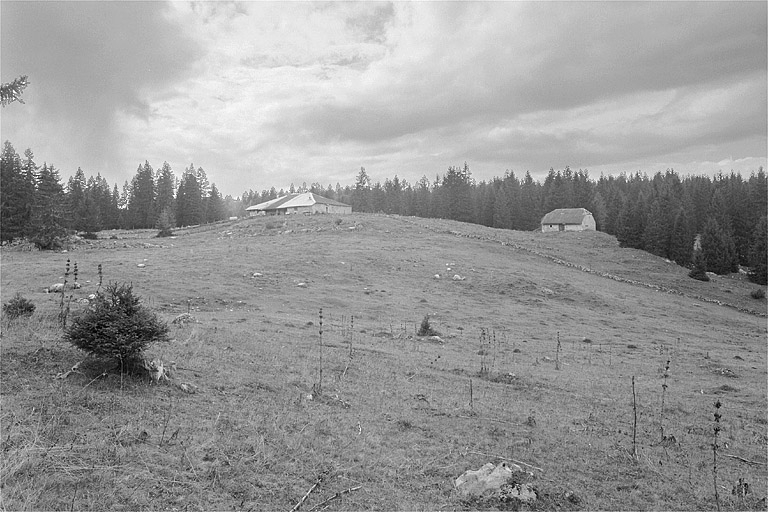 La fromagerie, à droite du chalet d'estive, vue d'ensemble. © Jérôme Mongreville / Région Bourgogne-Franche-Comté, Inventaire du patrimoine - 1996