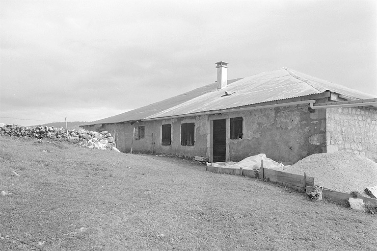 Façade postérieure, vue de trois quarts droit. © Jérôme Mongreville / Région Bourgogne-Franche-Comté, Inventaire du patrimoine - 1996