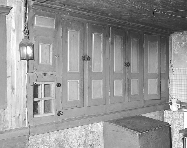 Placard intégré dans le mur de la pièce de séjour. © Jérôme Mongreville / Région Bourgogne-Franche-Comté, Inventaire du patrimoine - 1996