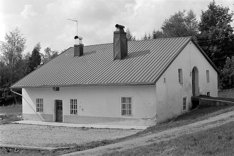 Vue générale de la ferme : façade antérieure et face droite. © Jérôme Mongreville / Région Bourgogne-Franche-Comté, Inventaire du patrimoine - 1996
