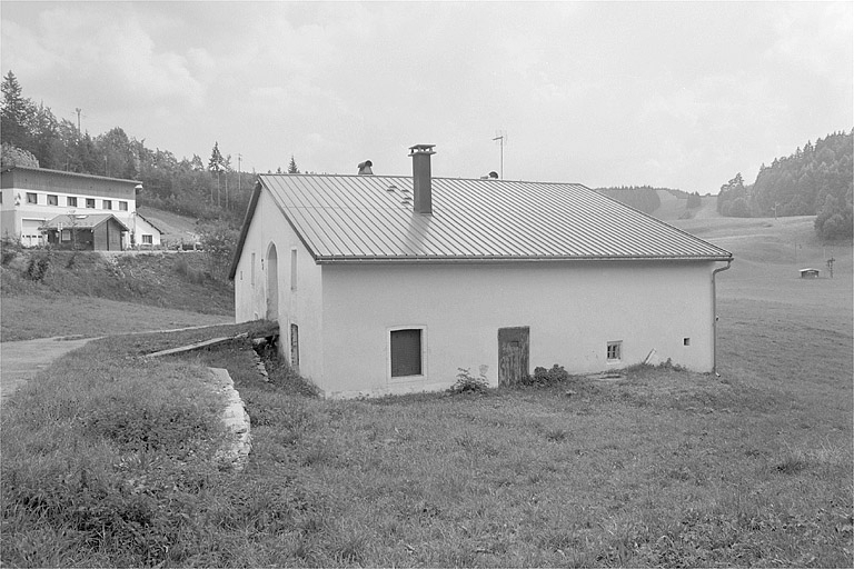 Façade postérieure et face nord-est. © Jérôme Mongreville / Région Bourgogne-Franche-Comté, Inventaire du patrimoine - 1996