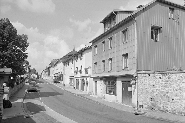 Rue principale du village. © Jérôme Mongreville / Région Bourgogne-Franche-Comté, Inventaire du patrimoine - 1996