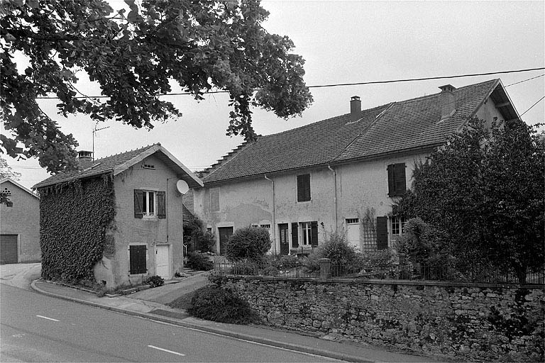 Vue des façades antérieures de la ferme et de la buanderie. © Jérôme Mongreville / Région Bourgogne-Franche-Comté, Inventaire du patrimoine - 1996