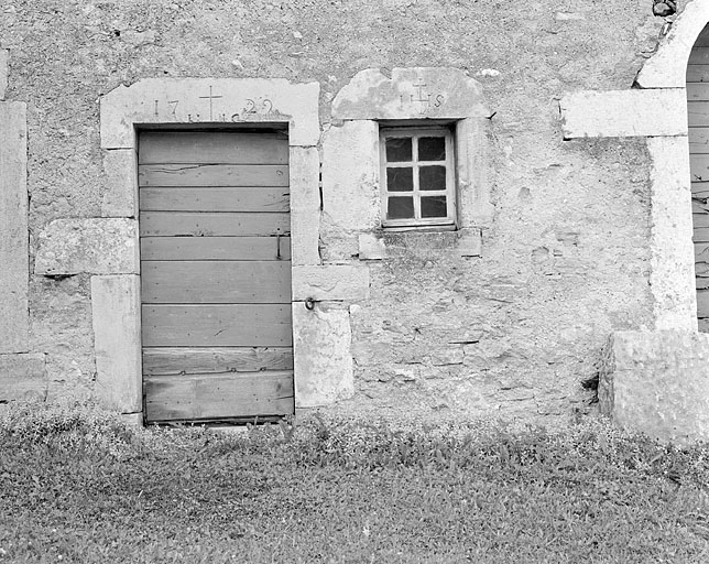 Porte et fenêtre de l'étable. © Jérôme Mongreville / Région Bourgogne-Franche-Comté, Inventaire du patrimoine - 1996