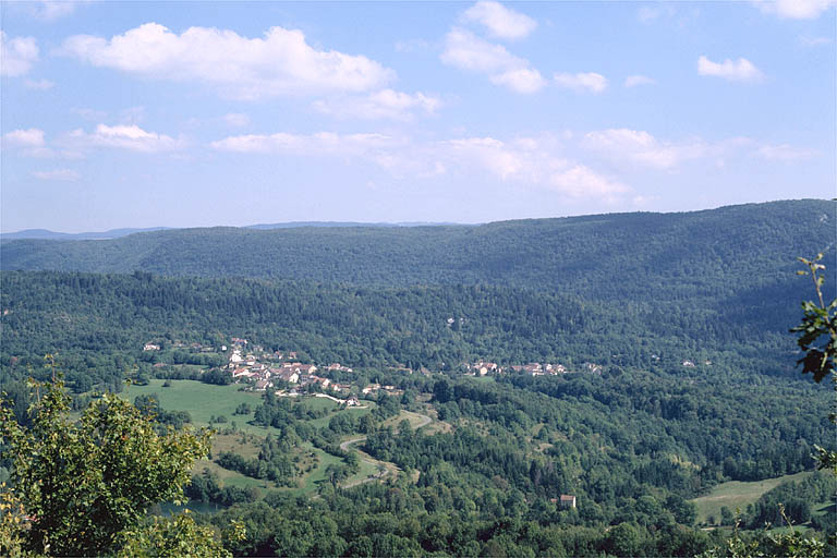 Vue d'ensemble du village de Cuttura. © Jérôme Mongreville / Région Bourgogne-Franche-Comté, Inventaire du patrimoine - 1996