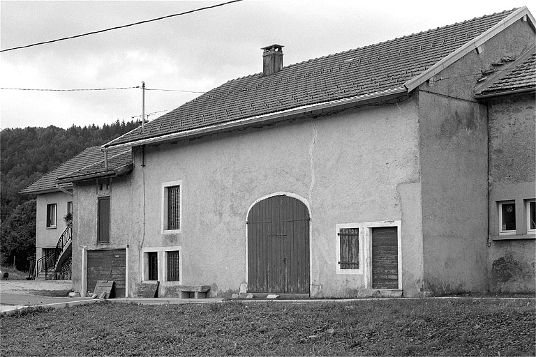 Façade sur rue avec les entrées du logis, de la grange et de l'étable. © Jérôme Mongreville / Région Bourgogne-Franche-Comté, Inventaire du patrimoine - 1996