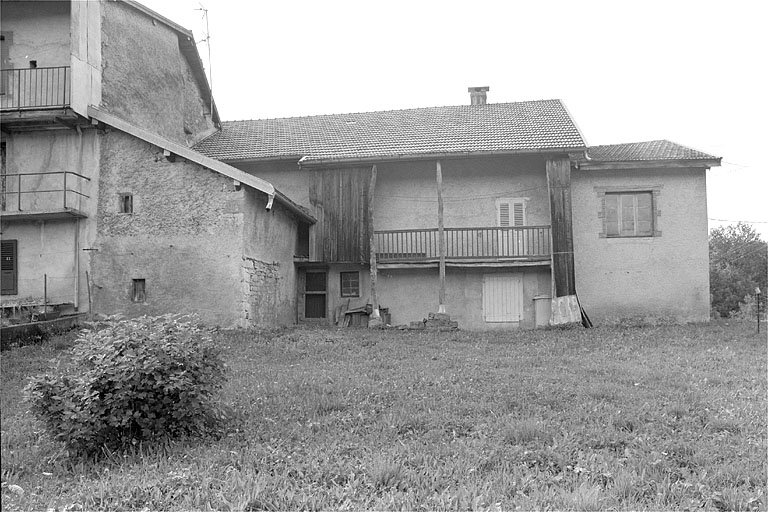 Façade postérieure, avec la porcherie en appentis et à droite l'atelier. © Jérôme Mongreville / Région Bourgogne-Franche-Comté, Inventaire du patrimoine - 1996