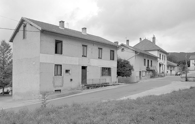 Rue principale de Cuttura. © Jérôme Mongreville / Région Bourgogne-Franche-Comté, Inventaire du patrimoine - 1996
