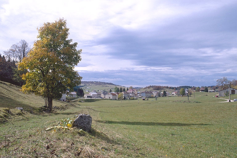 Vue générale du village. © Jérôme Mongreville / Région Bourgogne-Franche-Comté, Inventaire du patrimoine - 1996