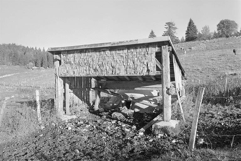 Façade antérieure d'un abreuvoir à Petite Joux. © Jérôme Mongreville / Région Bourgogne-Franche-Comté, Inventaire du patrimoine - 1996