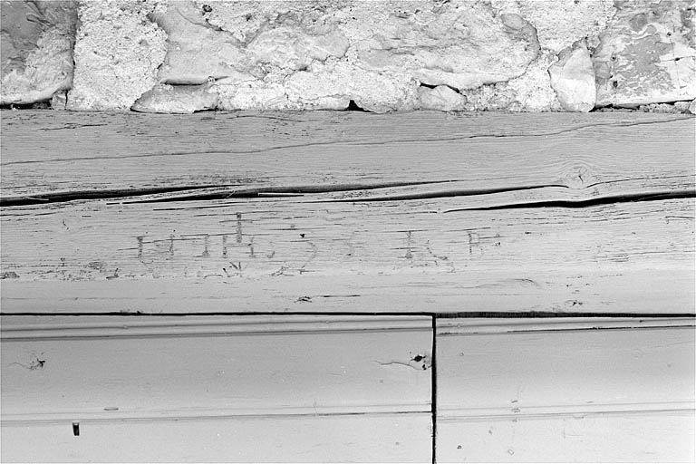 Date et inscription sur le linteau de la porte de l'étable. © Jérôme Mongreville / Région Bourgogne-Franche-Comté, Inventaire du patrimoine - 1996