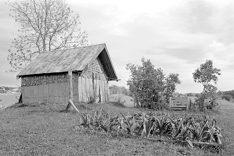 Le grenier fort aux côtés de la ferme. © Jérôme Mongreville / Région Bourgogne-Franche-Comté, Inventaire du patrimoine - 1996