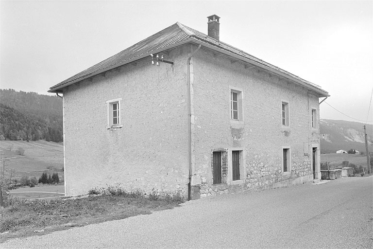 Façade antérieure et face gauche. © Jérôme Mongreville / Région Bourgogne-Franche-Comté, Inventaire du patrimoine - 1996