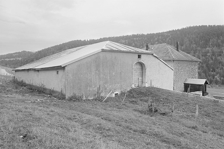 Face sud-ouest et façade postérieure. © Jérôme Mongreville / Région Bourgogne-Franche-Comté, Inventaire du patrimoine - 1996