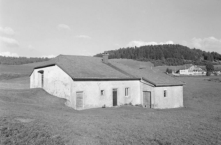 Façade antérieure et face nord-ouest. © Jérôme Mongreville / Région Bourgogne-Franche-Comté, Inventaire du patrimoine - 1996