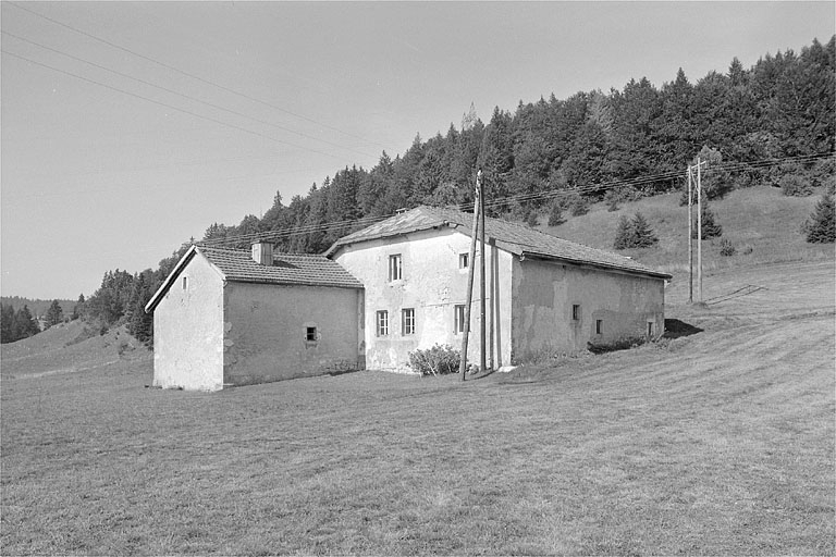 Face sud-est et façade postérieure. © Jérôme Mongreville / Région Bourgogne-Franche-Comté, Inventaire du patrimoine - 1996