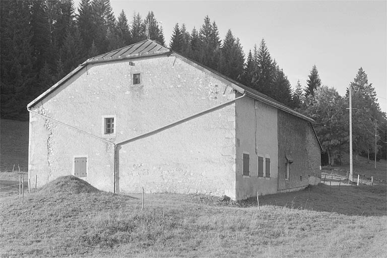 Face nord-est de la ferme et citerne. © Jérôme Mongreville / Région Bourgogne-Franche-Comté, Inventaire du patrimoine - 1996