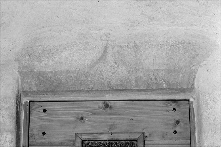 Linteau de la porte d'entrée en accolade. © Jérôme Mongreville / Région Bourgogne-Franche-Comté, Inventaire du patrimoine - 1996