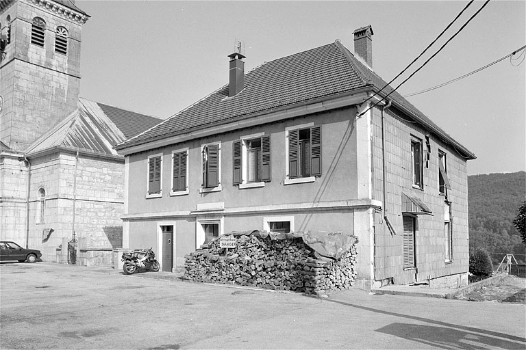 Vue générale depuis la place de l'Eglise. © Jérôme Mongreville / Région Bourgogne-Franche-Comté, Inventaire du patrimoine - 1996
