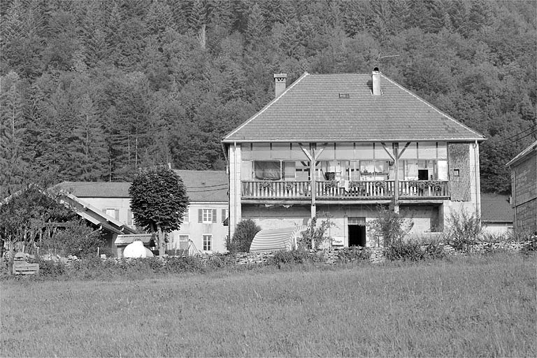 Vue générale de la façade postérieure. © Jérôme Mongreville / Région Bourgogne-Franche-Comté, Inventaire du patrimoine - 1996