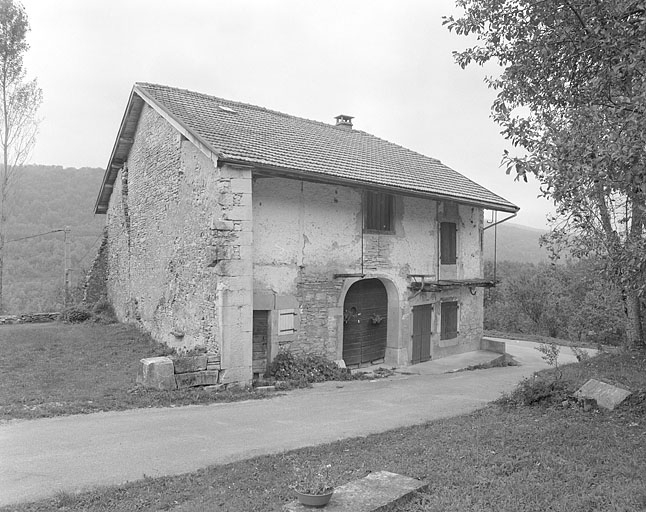 Face gauche et façade antérieure. © Jérôme Mongreville / Région Bourgogne-Franche-Comté, Inventaire du patrimoine - 1996